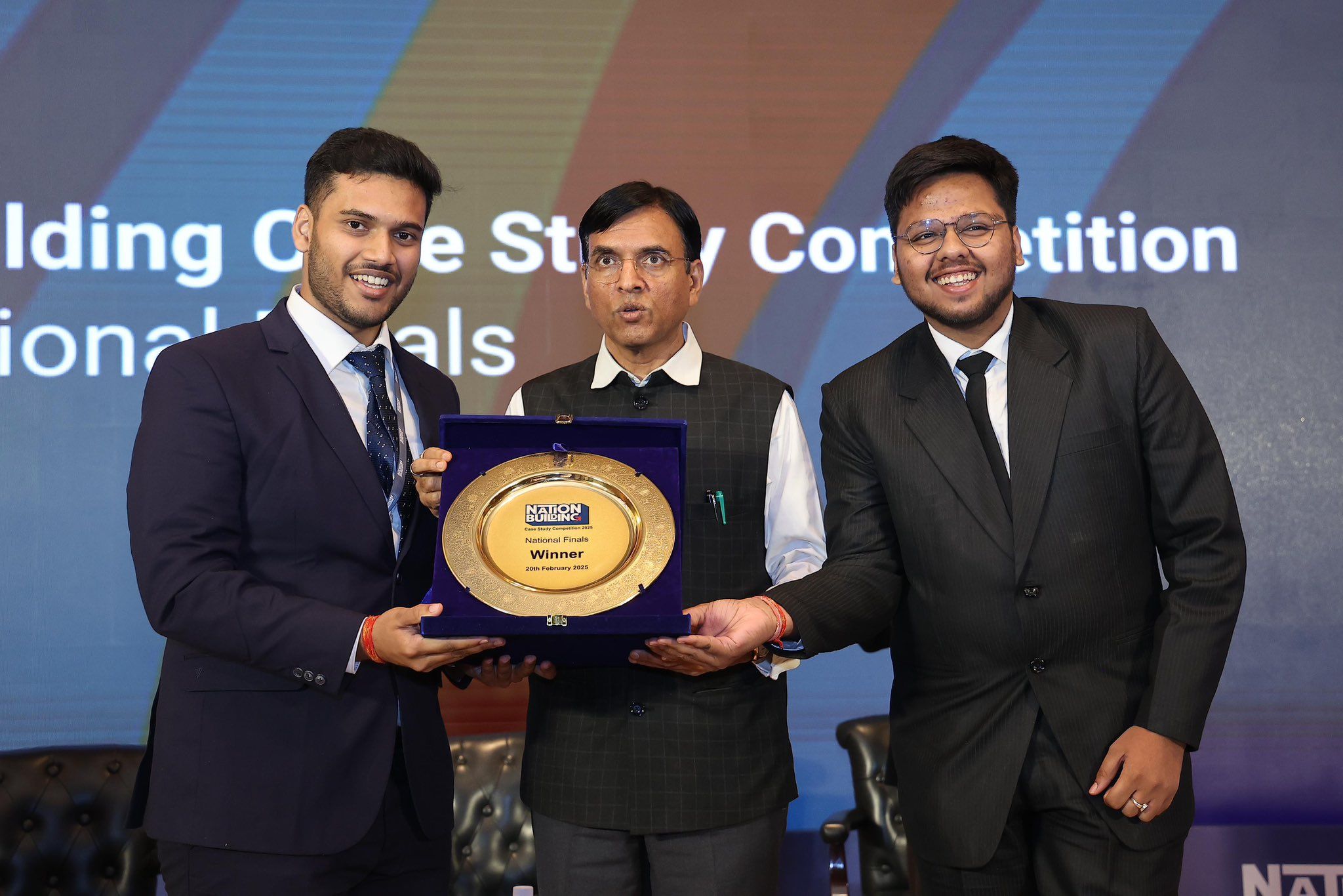 Aishwary & Prateek receiving the winning shield from Hon’ble Minister of Youth Affairs & Sports and Labour & Employment, Dr. Mansukh Mandaviya